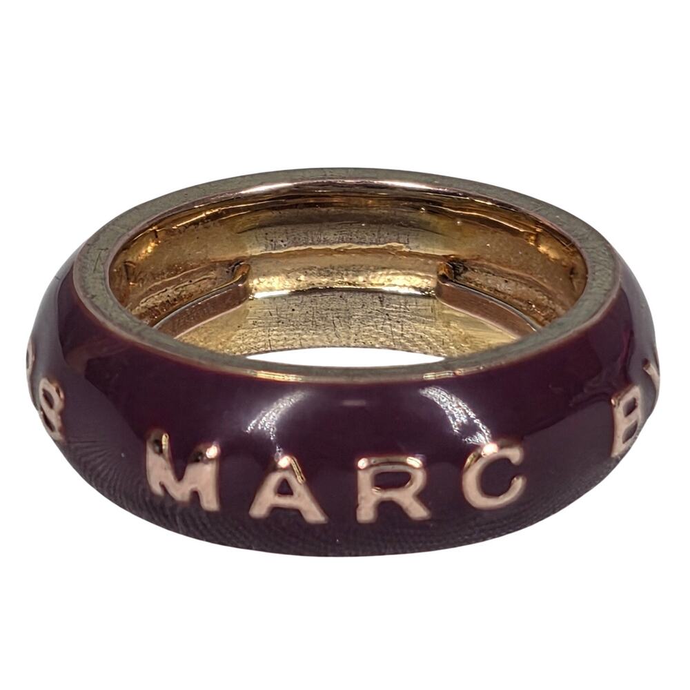 MARC BY MARC JACOBS RARE PURPLE ENAMEL GOLD TONE LOGO RING – SIZE 7